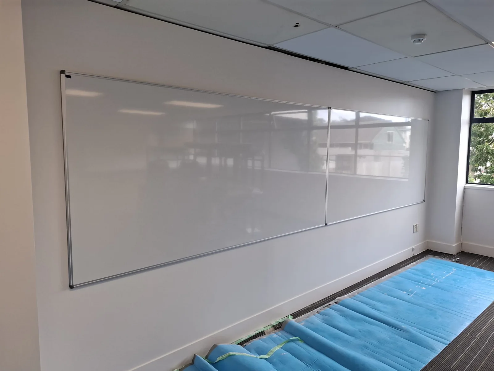 Fresh office wall finish around whiteboards